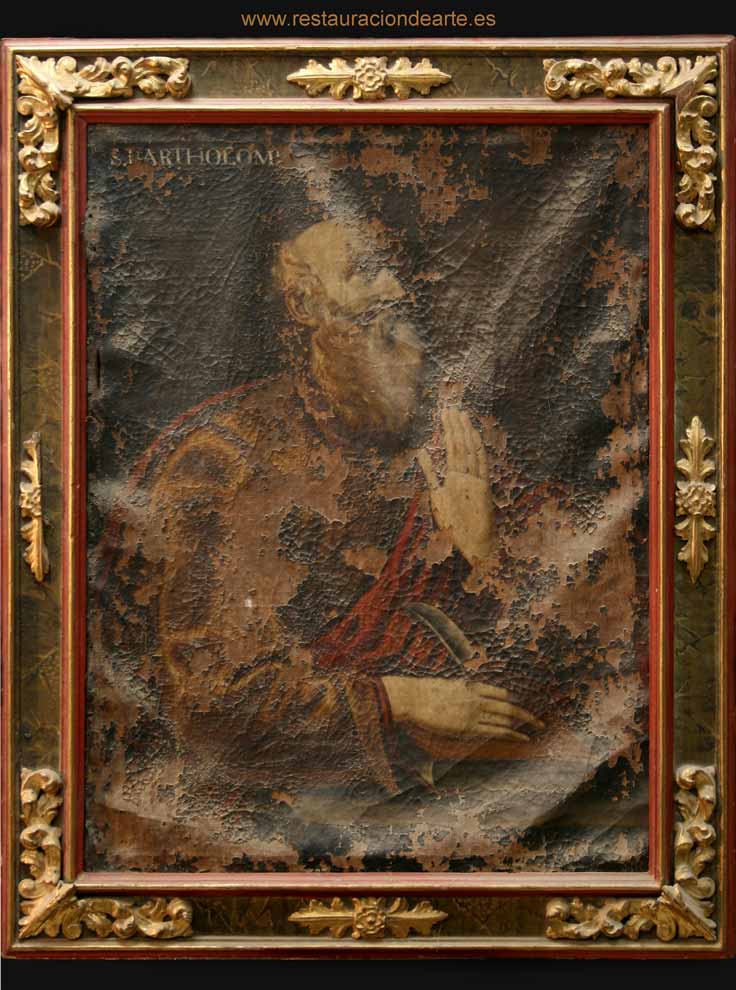fotografía inicial antes de la restauración, limpieza de barniz oxidado y restauración de rotura de la tela, conservación de cuadros rotos, antes y después de la restauración, colores originales