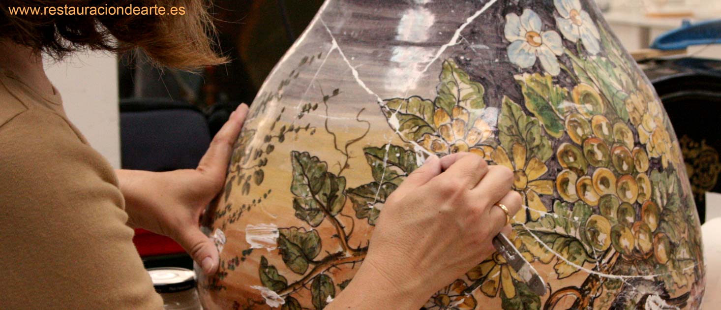 restauradora durante el procero de restauración de cerámica vidriada