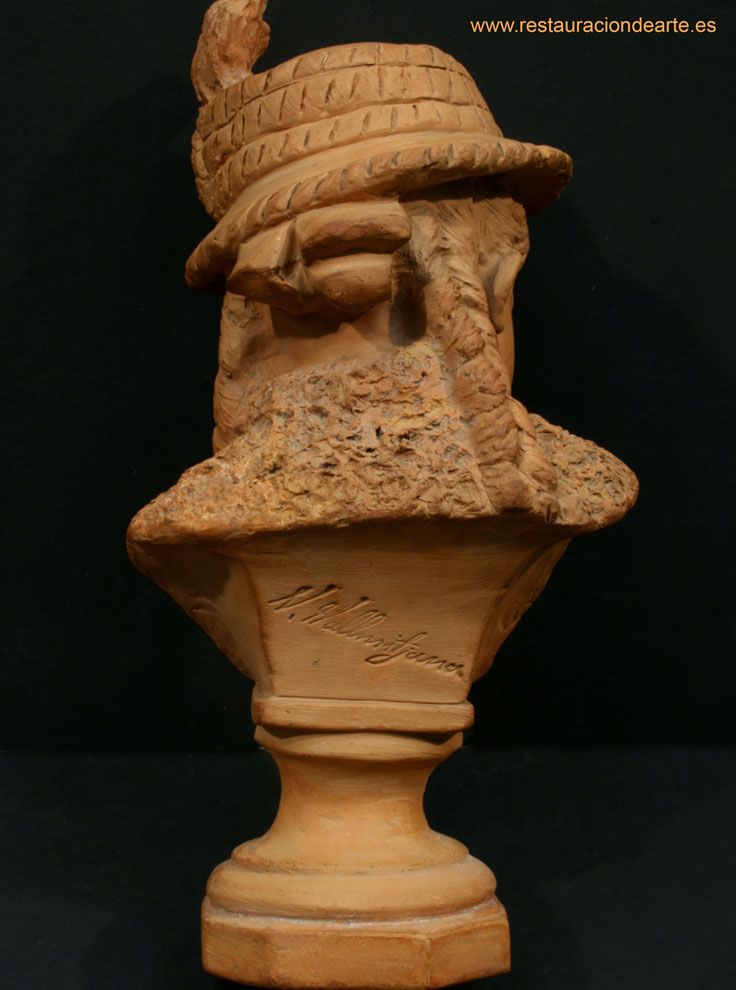 Fotografía final del reverso de la terracota en barro cocido después de la restauración.