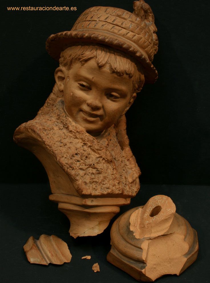 Fotografía inicial antes de la restauración de la terracota, pieza se encontraba rota por varias zonas de la peana con pérdida de materia.