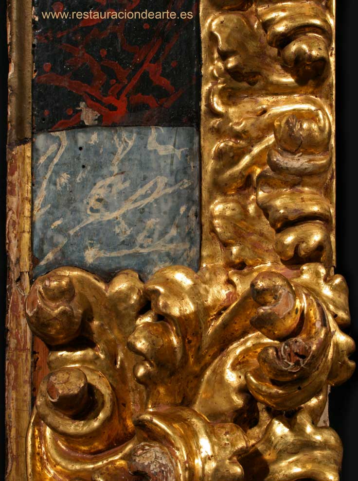 detalle del proceso de limpieza del repinte que cubria la policromía original que imita un marmolizado en color azul al temple