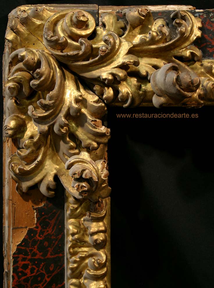 detalle del deterioro de una de la esquinas del marco dorado y policromado, marco barroco restaurado en el estudio de restauración de marcos en Madrid, España