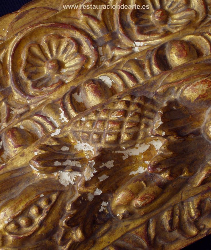 Fotografía antes de la restauración en estudio de restauración de marcos en Madrid, marco dorado, deterioros en marco tayado y dorado