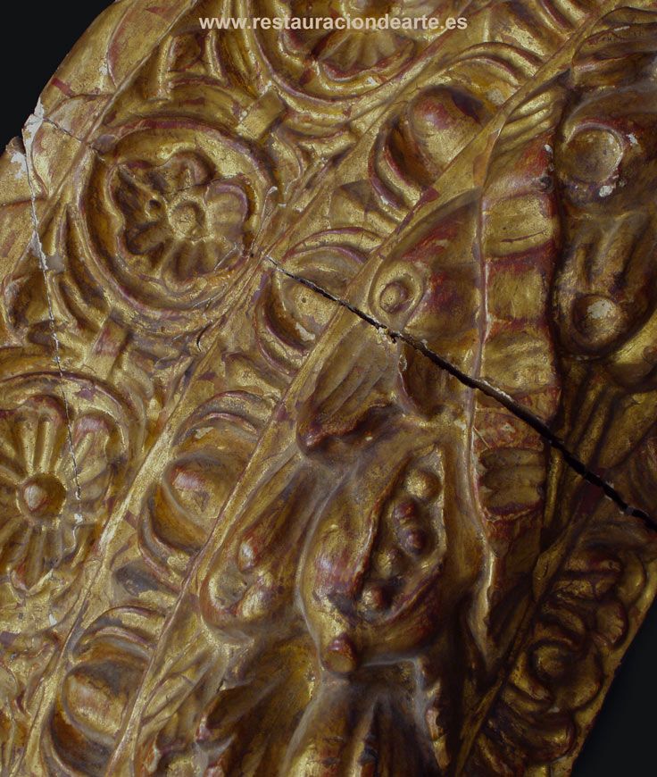 detalle del deterioro del marco, antes de la restauración del tondo en el taller de restauración de marcos en Madrid, fotografia de detalle inicial, detalle inicial de problemas de la estructura