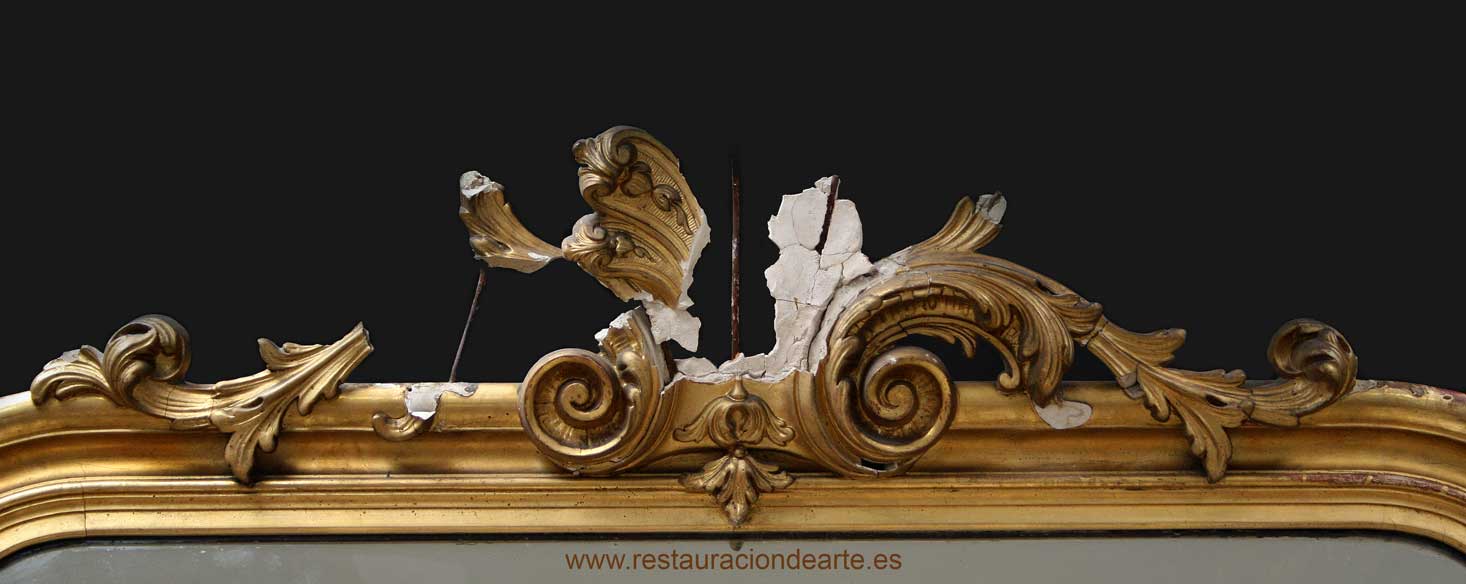 Fotografía inicial antes de la restauración de las decoraciones perdidas del marco cornucopia dorado.