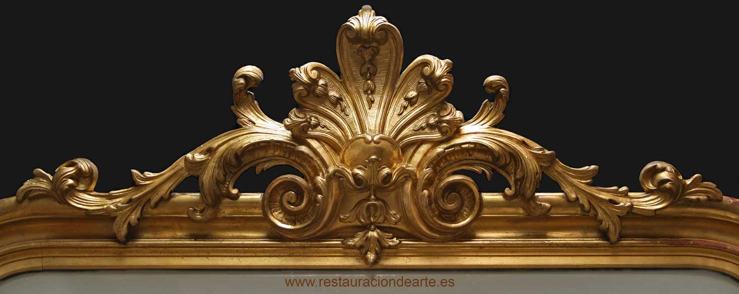 Fotografía final después de la restauración de la cornucopia dorada, tras la reposición de todas las decoraciones rotas.