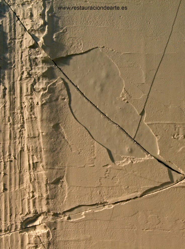 Restauración de escultura contemporánea en Madrid, detalle de grietas y faltas de escayola.