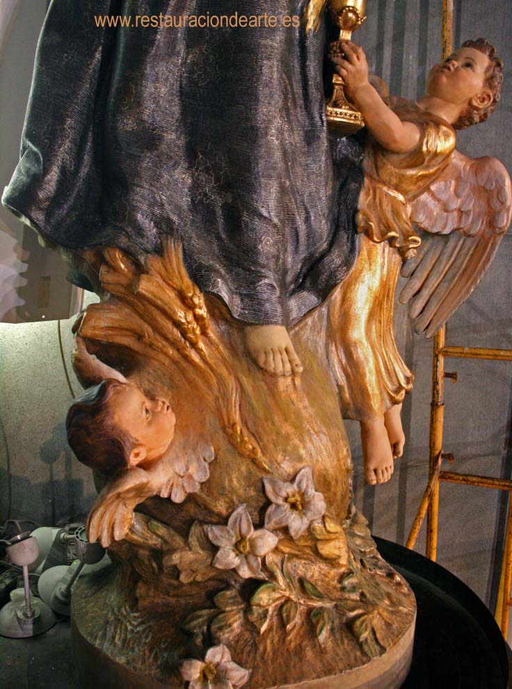 fotografia final después de la restauracion de la escultura, escultura Santa Gemma en Madrid