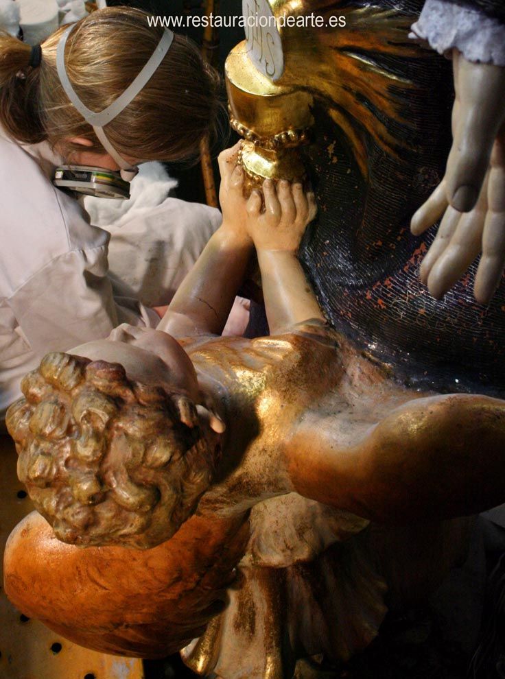restauración de escultura, foto proceso de eliminación de suciedad y barniz oxidado, restauración de escultura en Madrid, Santa Gema