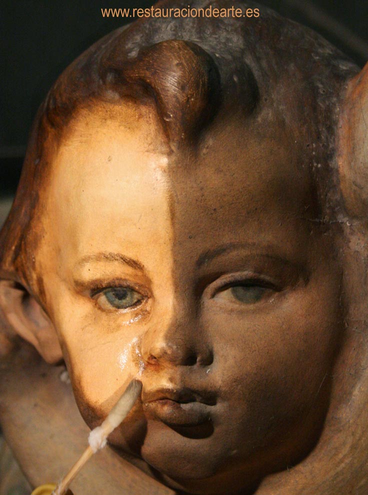 fotografia final después de la restauración, restauración de escultura, angel con caliz dorado