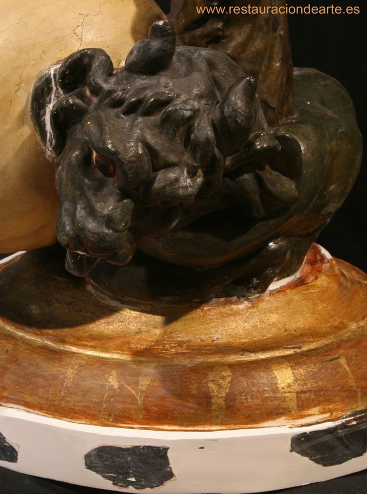Proceso de limpieza, eliminación de suciedad y barniz oxidado, restauración de escultura con peana y talla de dragón, policromía original y estucado de faltas de policómia