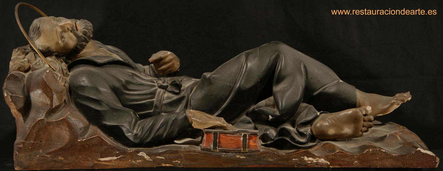 Fotografía inicial de la escultura  donde se aprecia la sucidad antes de la restauración