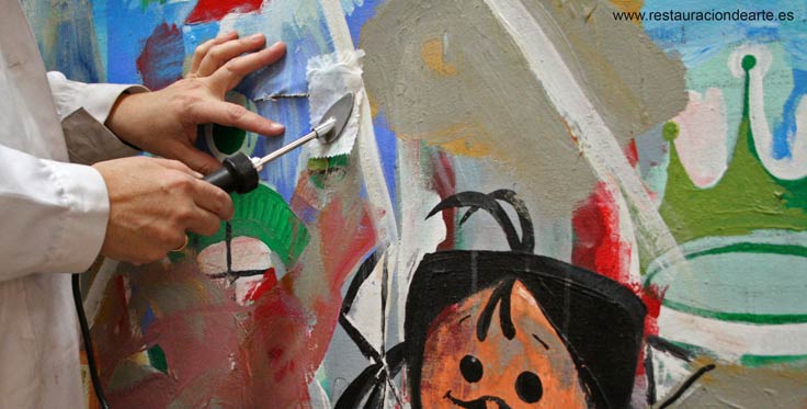 detalle del proceso para la restauración de rotura sobre lienzo con deformación y perdida de policromía