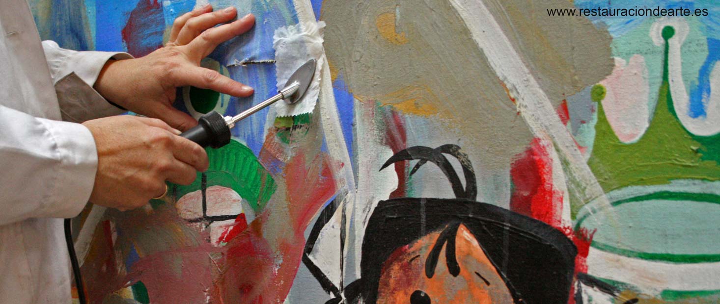 restauradora en pel proceso de restauración de pintura acrílico sobre lienzo de la pintora Paricia Gadea