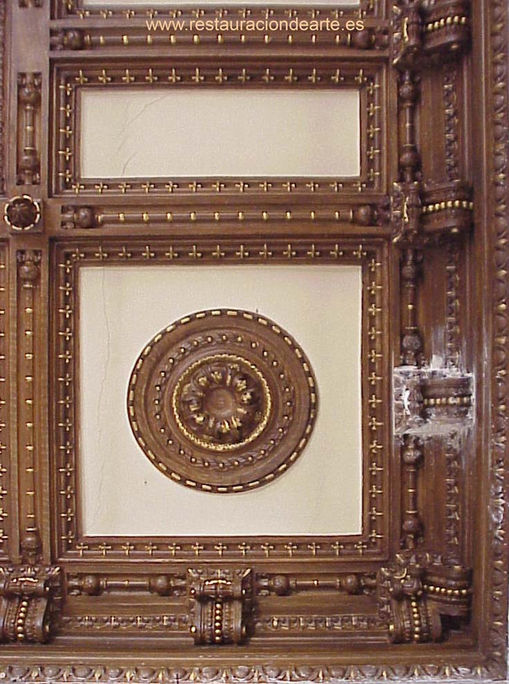 Fotografía de detalle entes de la restauración de la pintura mural y cornisas