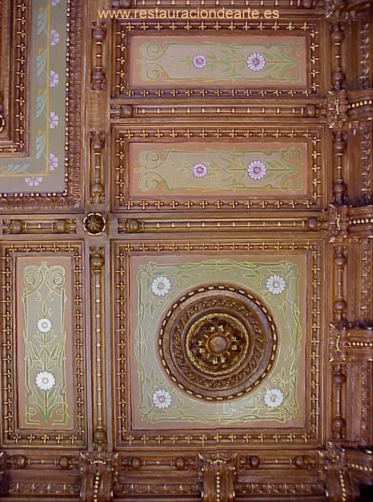 Fotografia después de la restauración de la pintura mural y cornisas