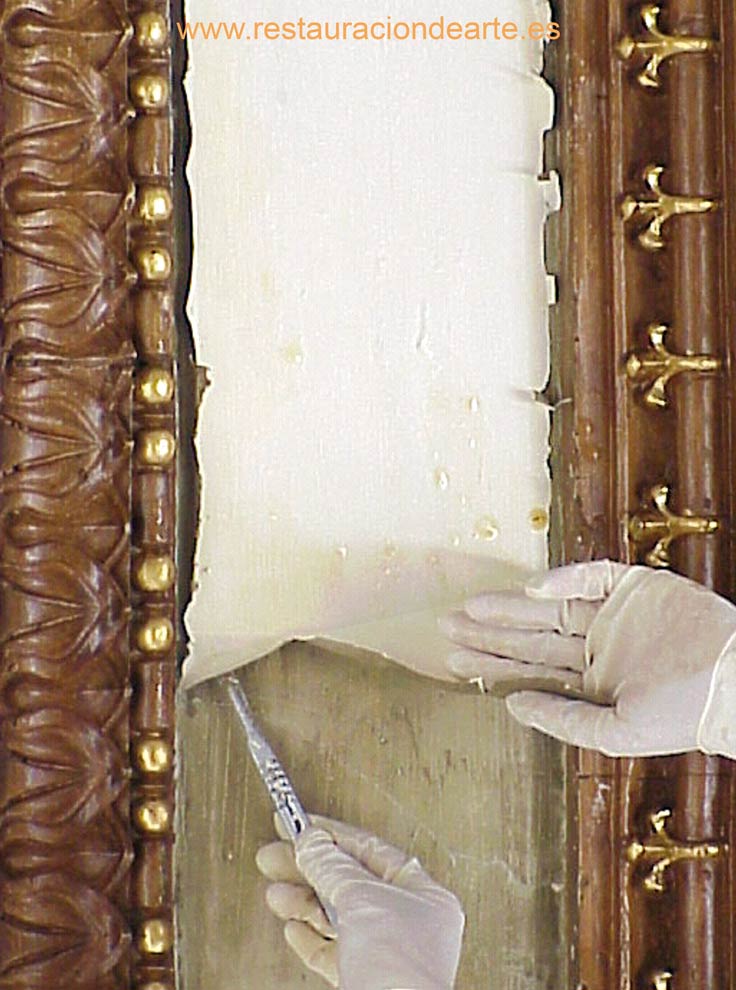 Fotografía antes de la restauración con el proceso de eliminación de pintura sobre el original