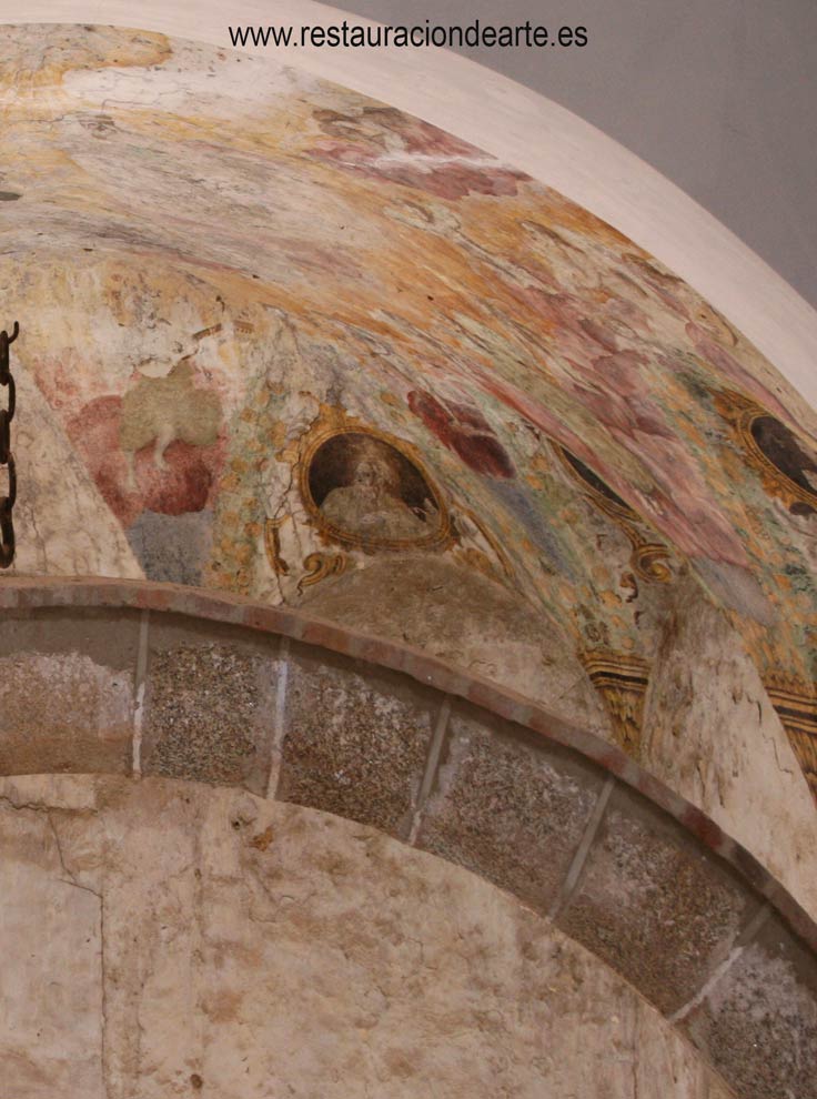 Fotografía durante el proceso de restauración de la pintura mural