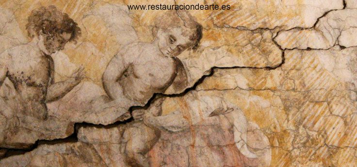 fotografía detalle antes de la restauración de la pintura mural, grietas estruccturales