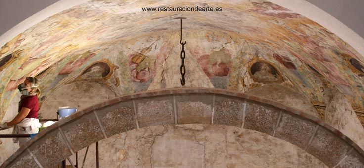 Proceso de reintegración de la película pictórica y mortero durante la restauración de la pintura mural, realizado por la restauradora de pintura