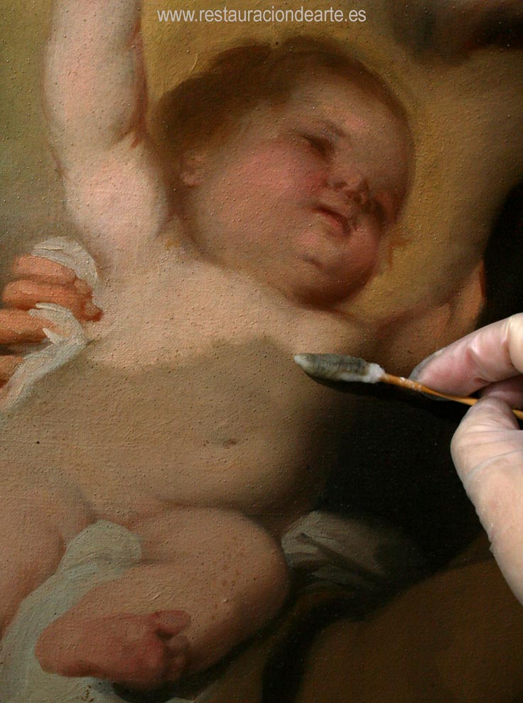 detalle de eliminación de la suciedad por restaurador de pintura, restauración de pintura en estudio de restauración en Madrid