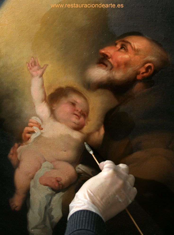 Proceso de limpieza, detalle de eliminación de la suciedad y barniz oxidado, realizado por restaurador de pintura