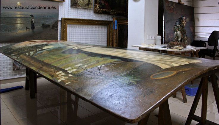 restauradora de pintura sobre tabla en proceso de restauración del soporte en el estudio de restauración de Madrid