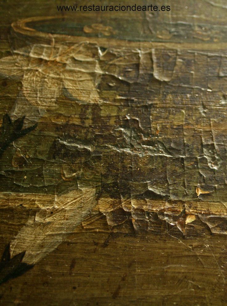 Fotografía de detalle antes de la restauración con deterioros de la policromía