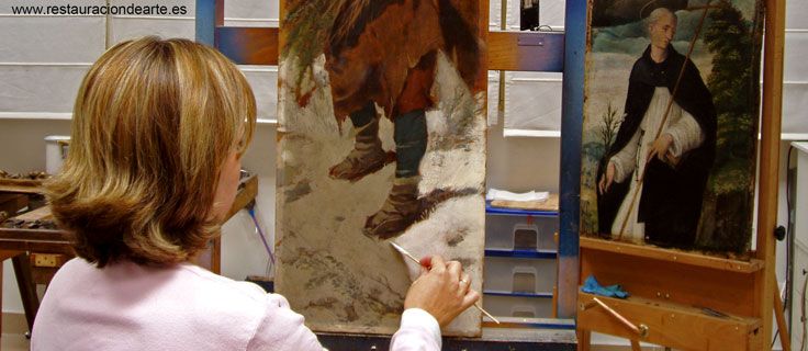 restauración de pintura sobre tabla, foto durante el proceso de limpieza de barniz oxidado y suciedad, estudio de restauración de pintura tabla en Madrid
