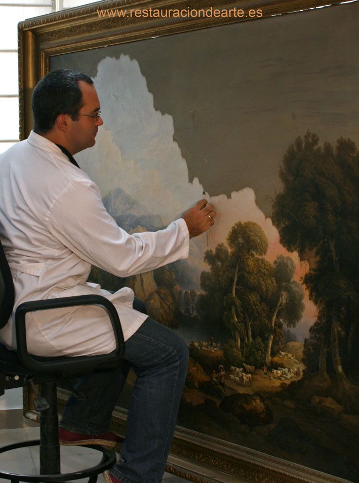 restaurador de pintura eliminando la suciedad de la capa pictórica, restauración de cuadros, Alfonso Castrillo Carpintero