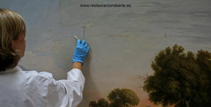 detalle de limpieza y restauración de rotos en un cuadro del siglo XIX