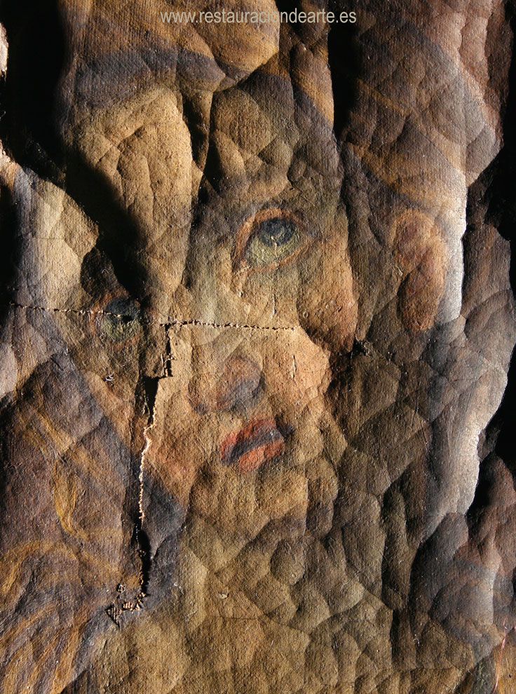 detalle del deterioro, cuadro roto, antes de la restauración de la pintura en Madrid, Virgen dolorosa, tema religioso