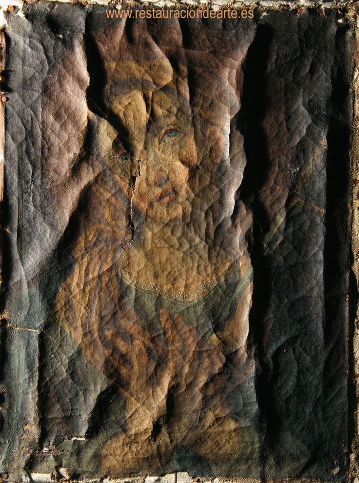 Fotografía antes de la restauración con luz rasante en estudio de restauración de cuadros en Madrid, marco corlado, cuadro rajado