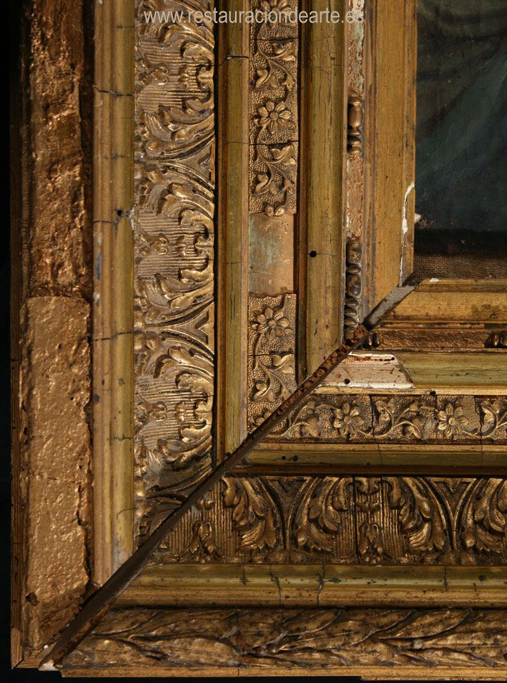 faltas de la decoración en marco dorado, moldura dorada rota, marco del cuadro de la Virgen Dolorosa en Madrid