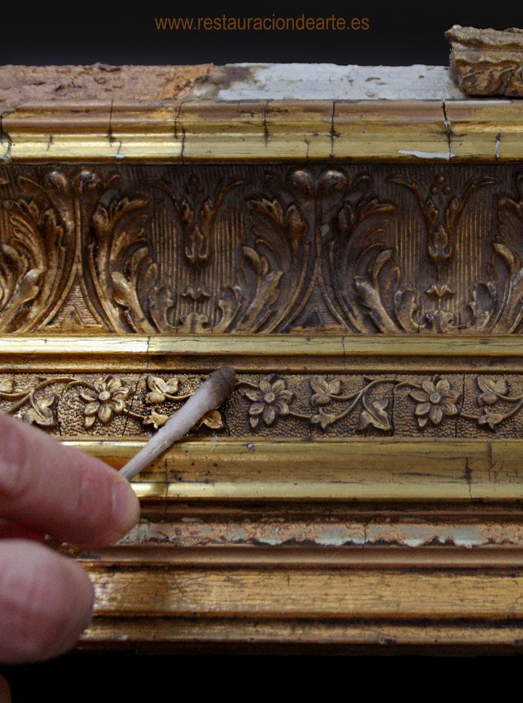 detalle del proceso de limpieza de un marco dorado, antes de la restauración del cuadro, presupuesto restauración en Madrid, marco dorado restauración, detalle limpieza