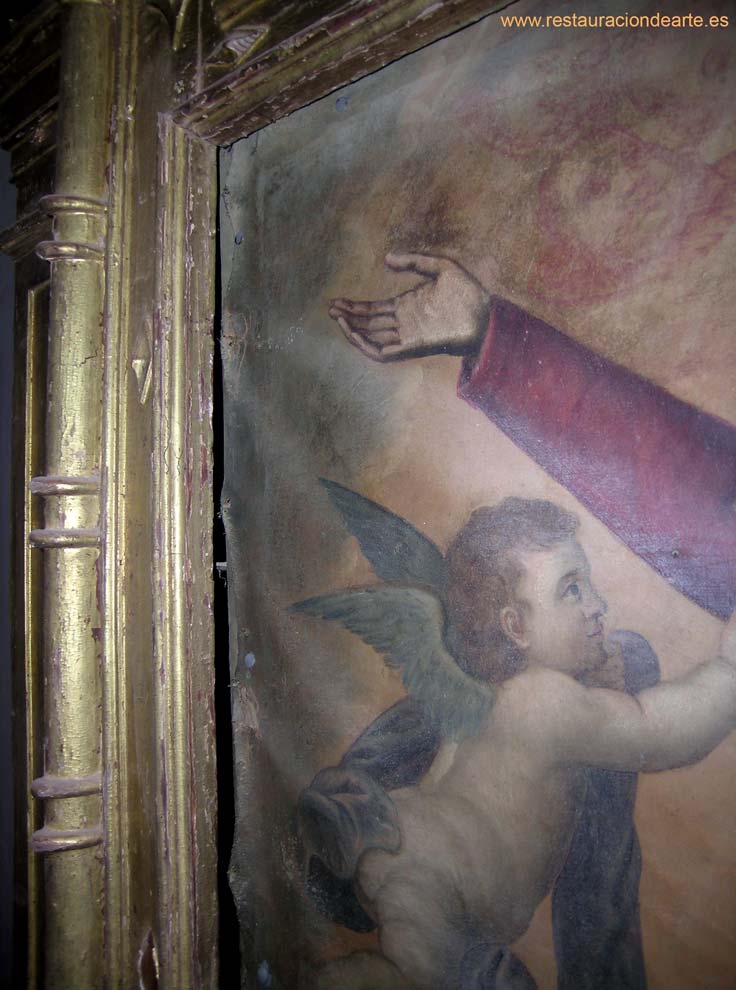 Fotografía del retablo y cuadro antes de la restauración donde se aprecian las deformaciones y suciedad