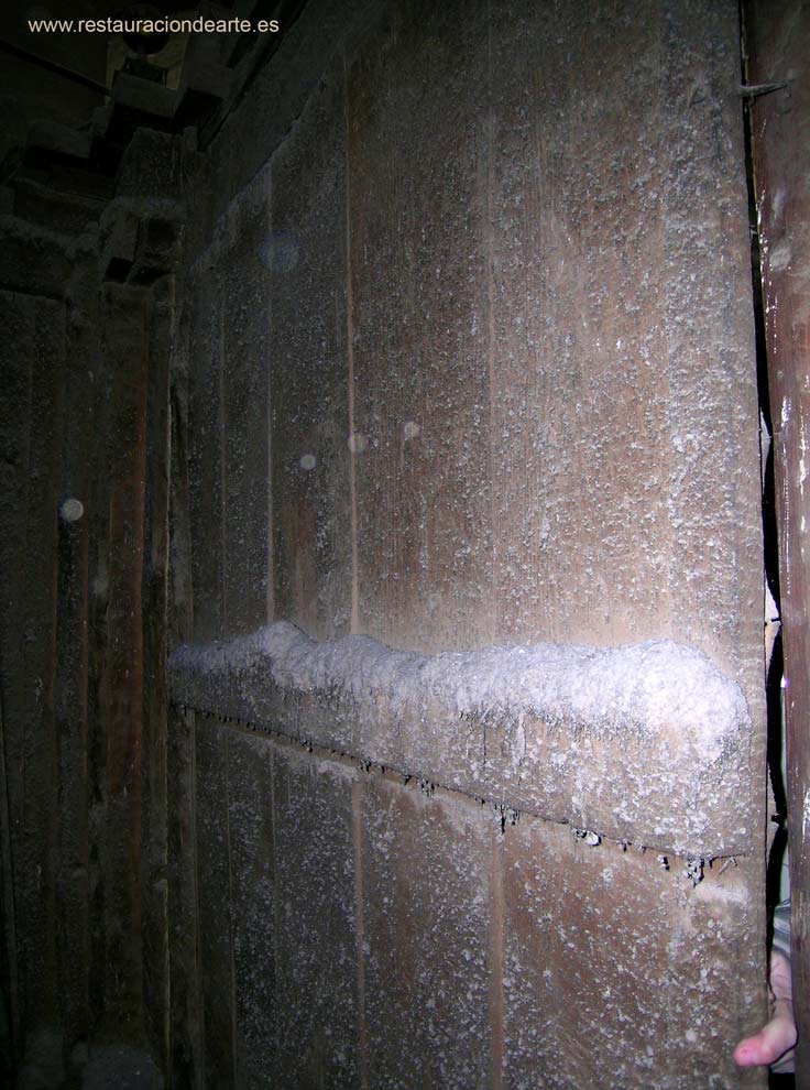 Fotografía de la parte posterior del retablo y suciedad acumulada