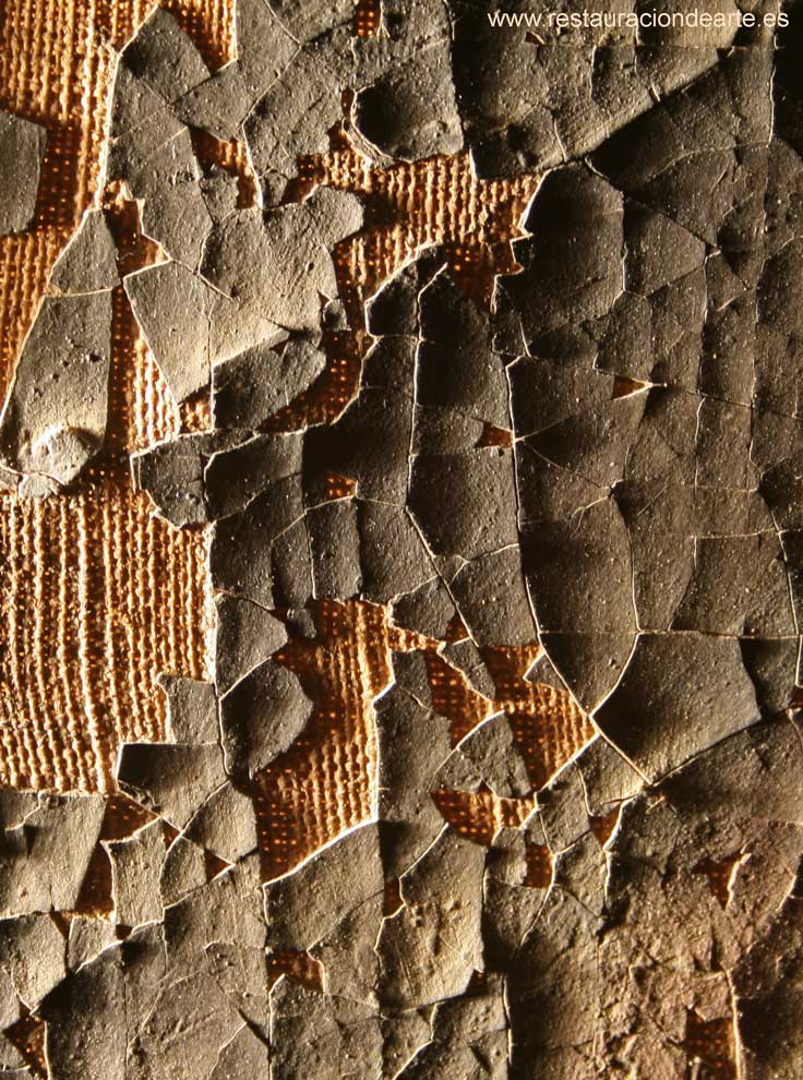 Detalle de los craquelados de pintura y preparación antes de la restauración de la policromía