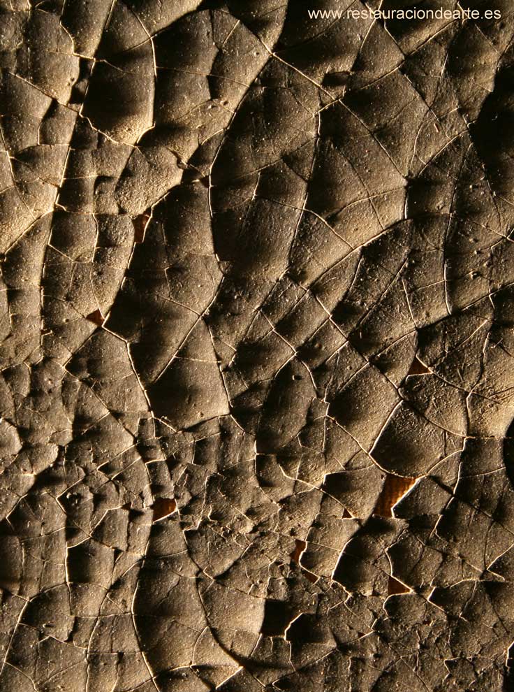 Detalle de los craquelados de pintura y preparación antes de la restauración y limpieza del cuadro