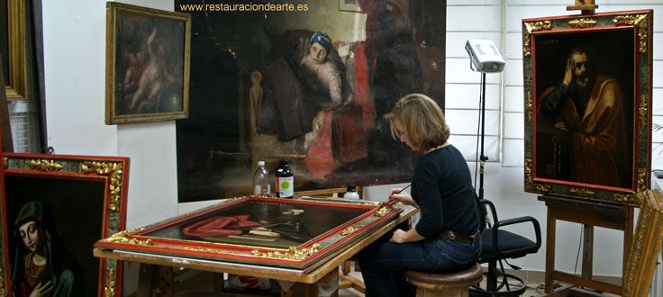 Restauradora de pintura en el estudio de pintura en Madrid