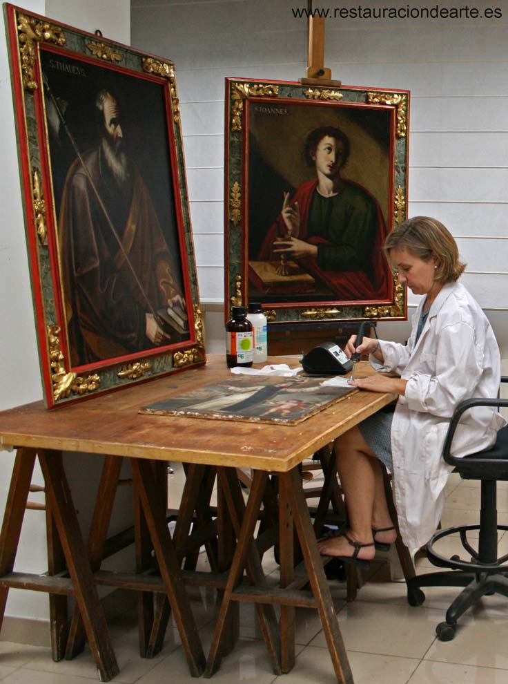 Detalle de los craquelados de pintura y preparación antes de la restauración y limpieza del cuadro