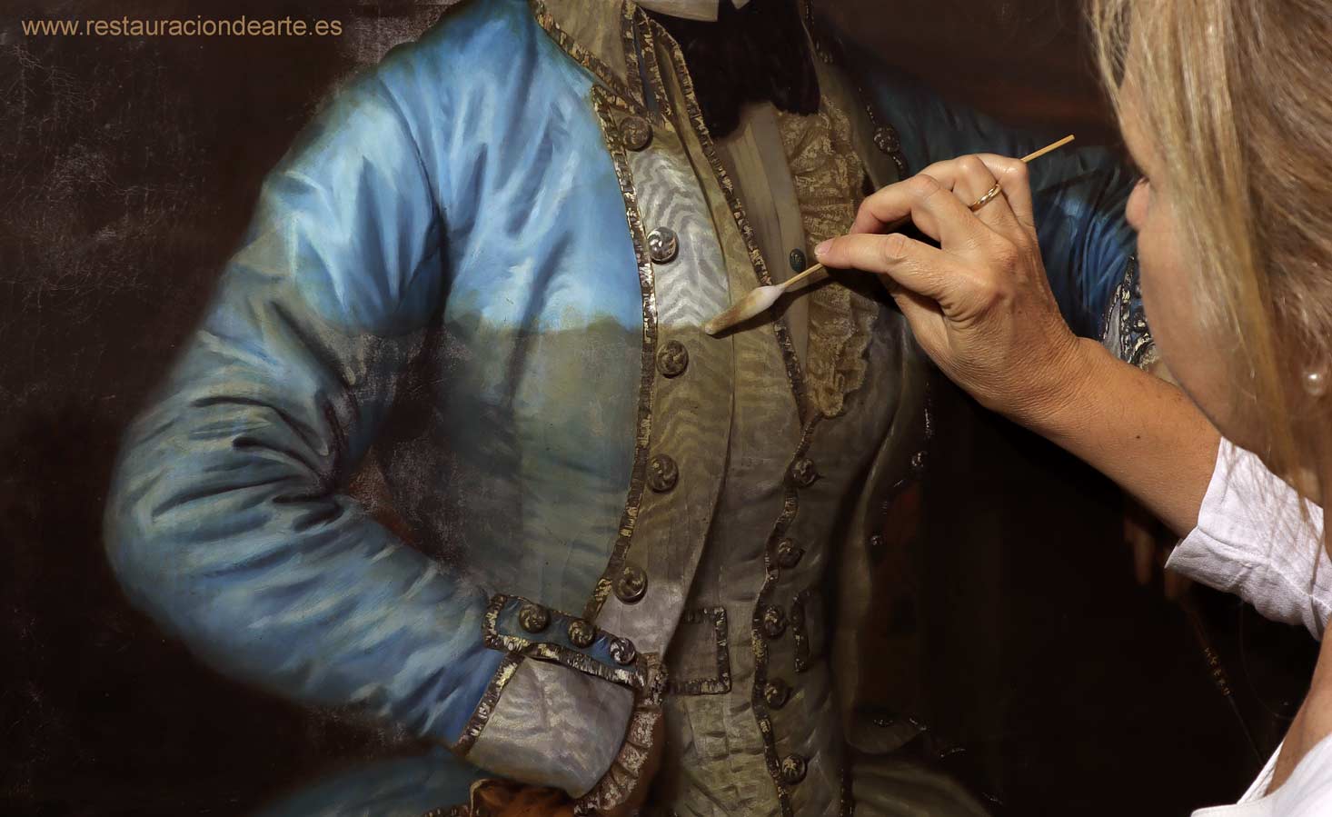 limpiar el barniz del cuadro por la restauradora de pintura en el estudio de Madrid