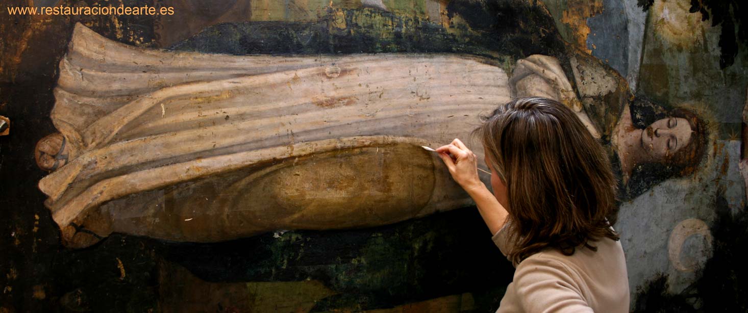 limpieza de barniz oxidado por la restauradora de pintura