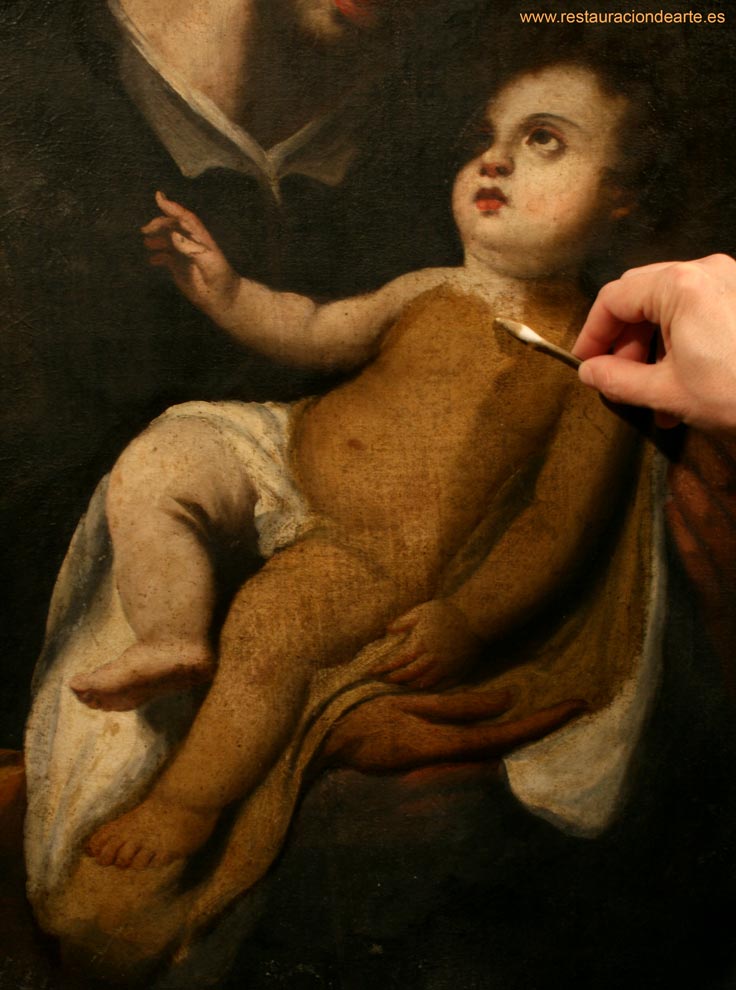 Proceso de limpieza del barniz alterado de color amrillo por la restauradora de pintura